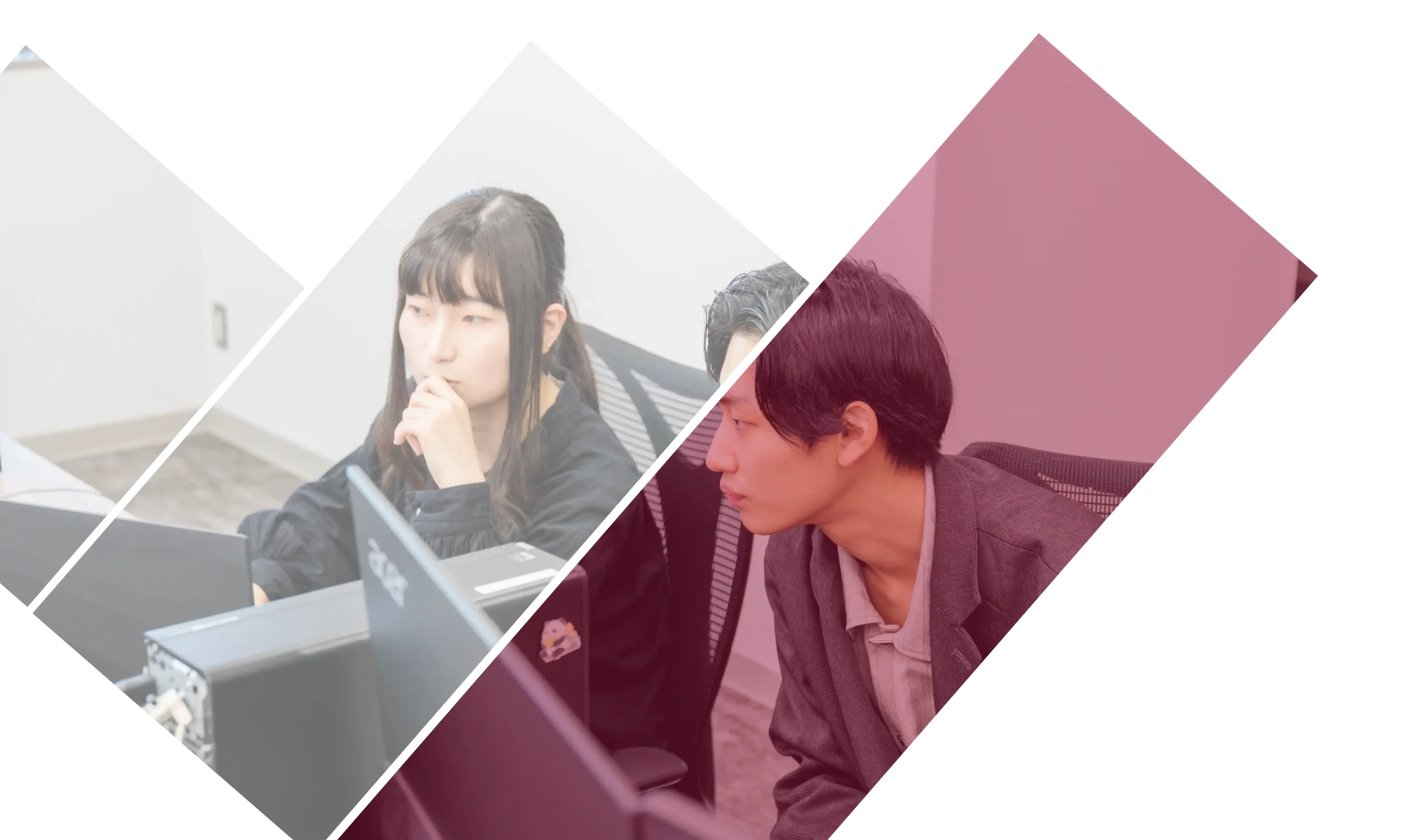 相談しながらシステム開発を行うエンジニア達