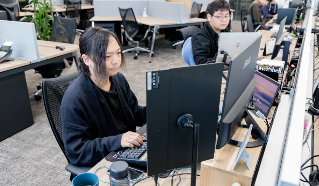 ワードシステム本社オフィスでシステム開発を行うエンジニアたち