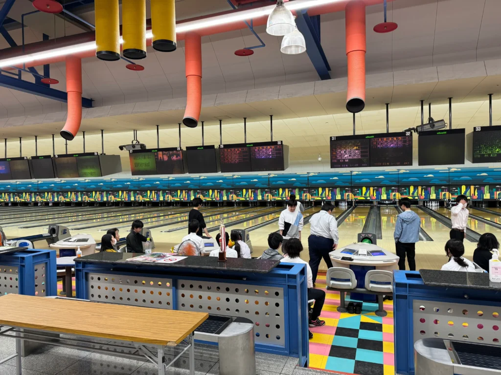 レクリエーションのボーリングの様子
