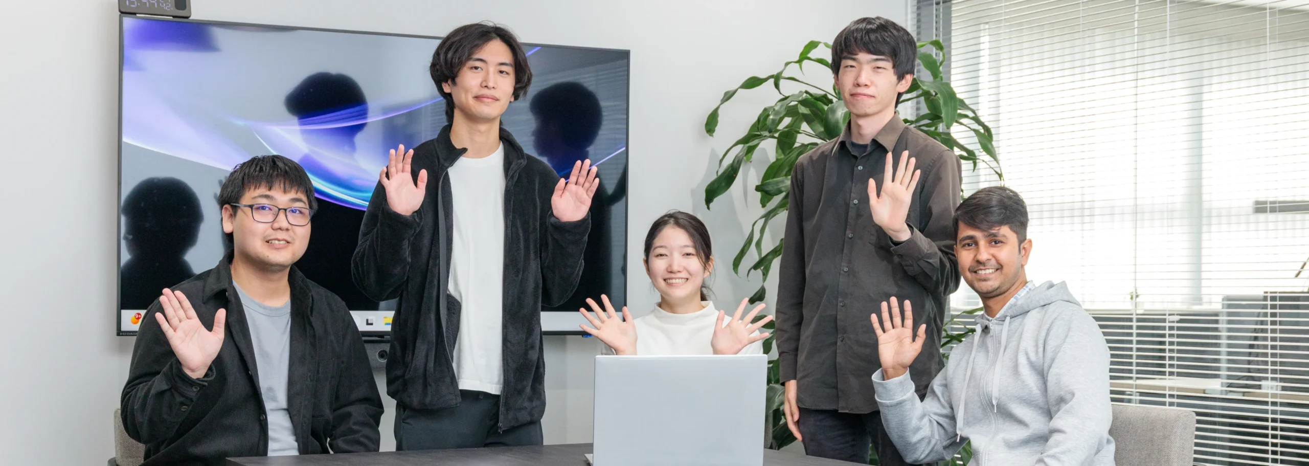 笑顔の新卒採用者たちの画像