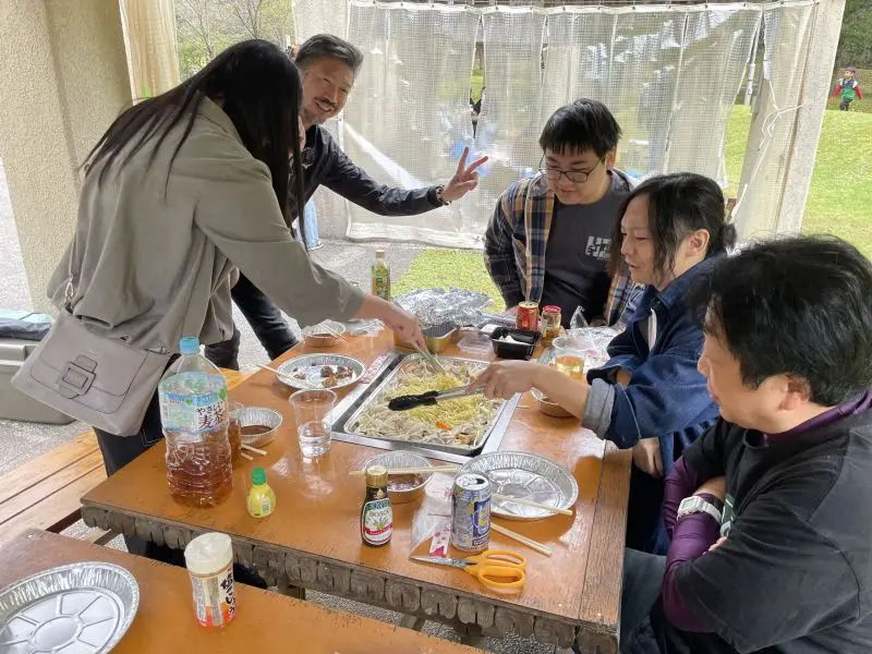 お肉や野菜を焼いています。