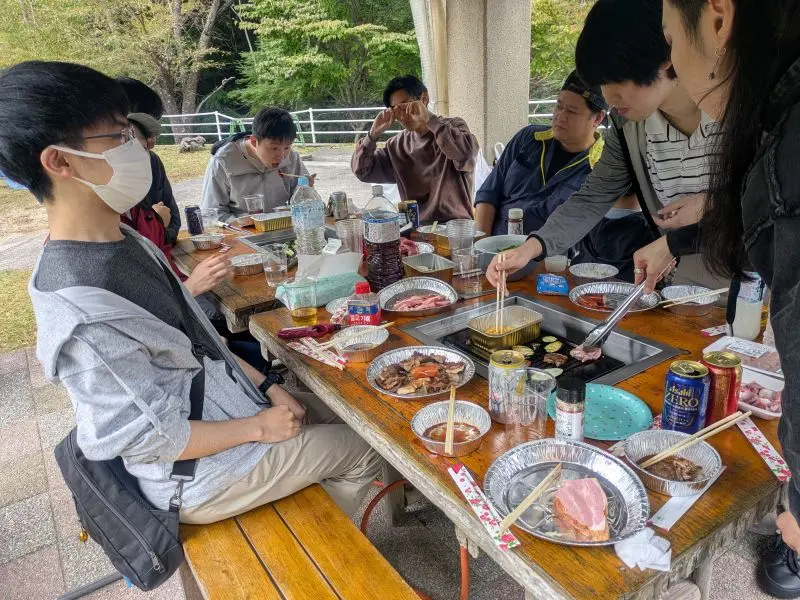 楽しくバーベキューをしています