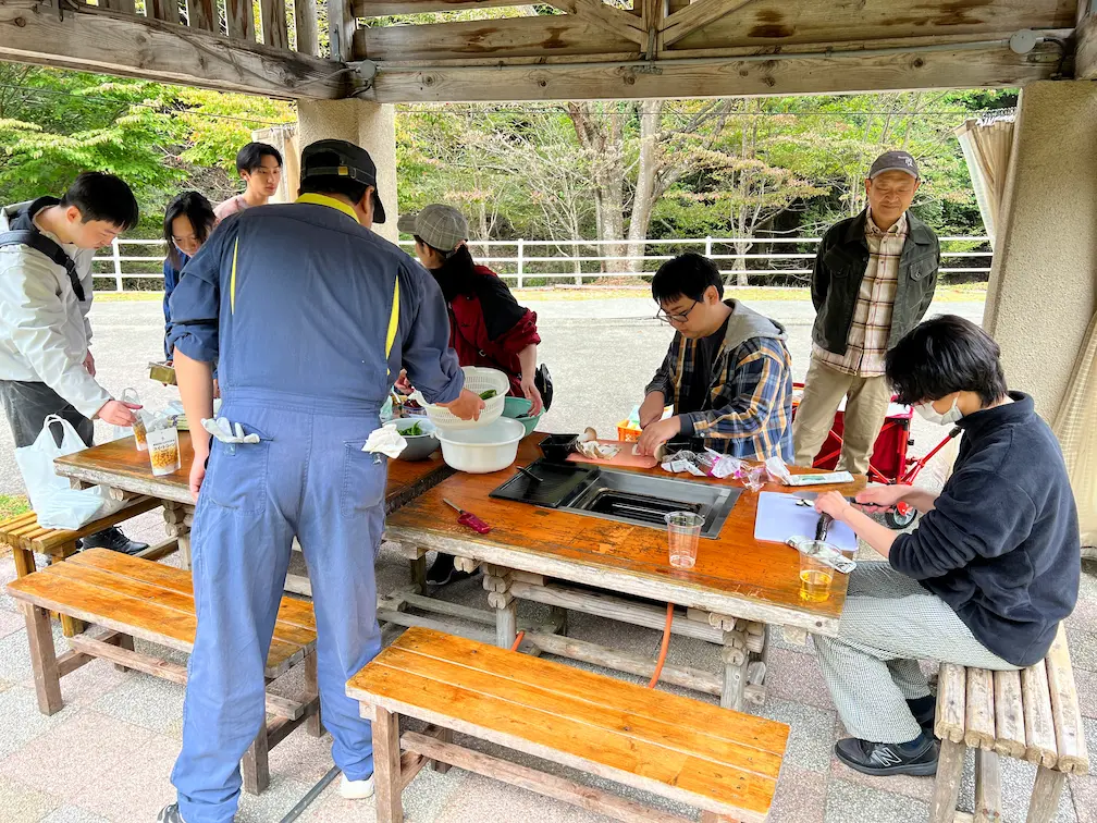 バーベキューの食材を切っています。