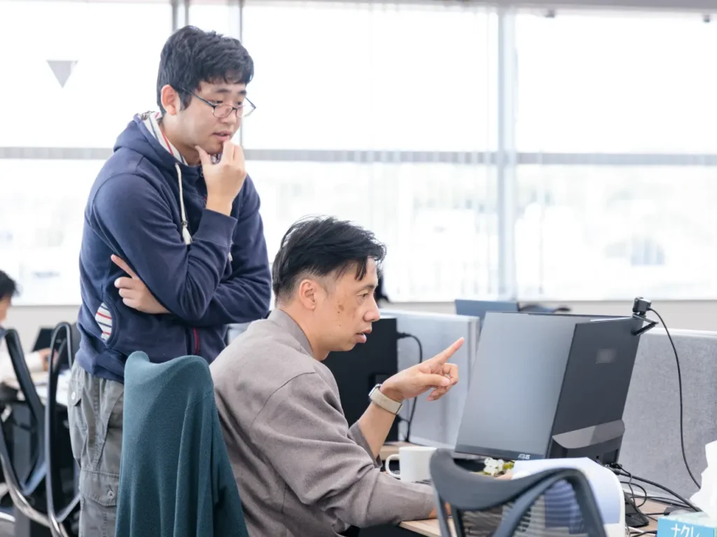 システム開発について意見を交わすワードシステムのエンジニア達