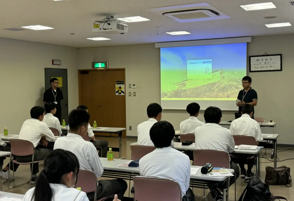 学生の前でプロジェクターを使い講義を行うワードシステムの社員