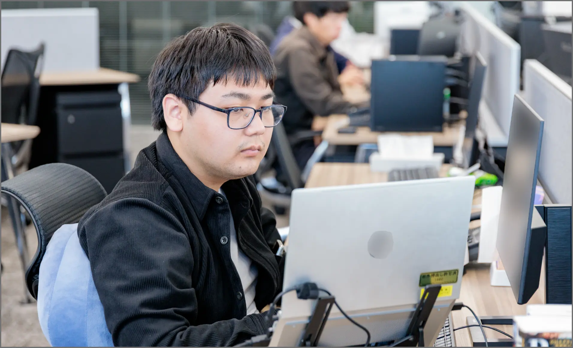 パソコンでシステム開発を行うワードシステムのエンジニア